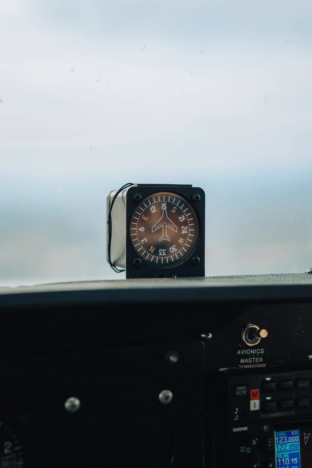 Magnetic compass on the glareshield of a SimpliFly Flight School training aircraft